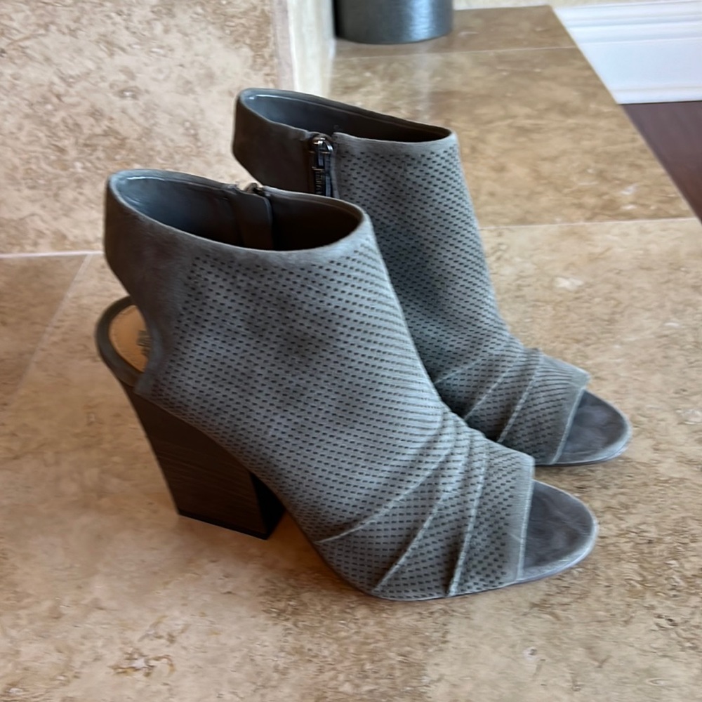 Cute peep toe shootie!